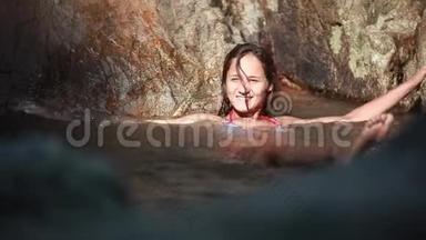 年轻漂亮快乐的女人在热带丛林中用瀑布泼水。 <strong>1920</strong>x1080